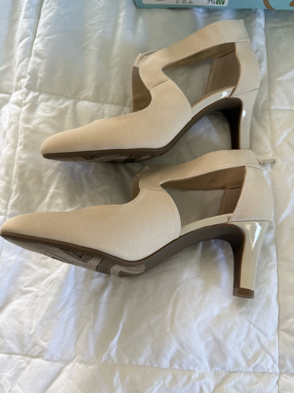 Life Stride White Leather Almond Heel Pumps